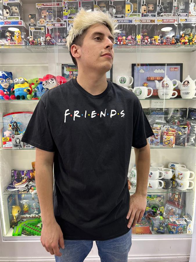 REMERA FRIENDS NEGRA TALLE L