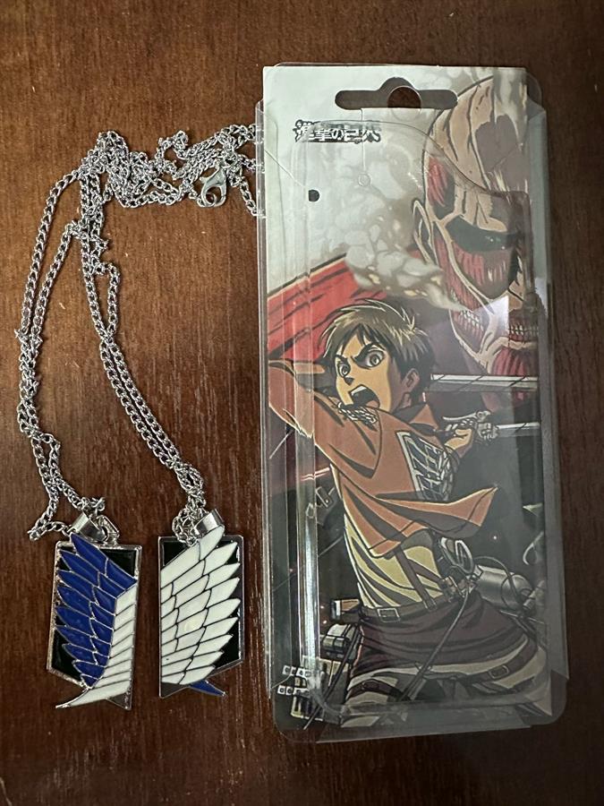 COLGANTE DOBLE ATACK ON TITANS ALAS DE LA LIBERTAD